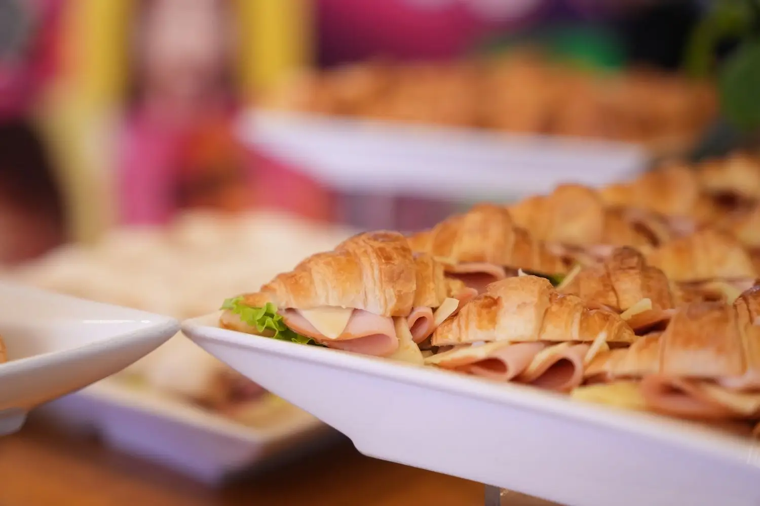 Reggeli péksütemények catering tálon