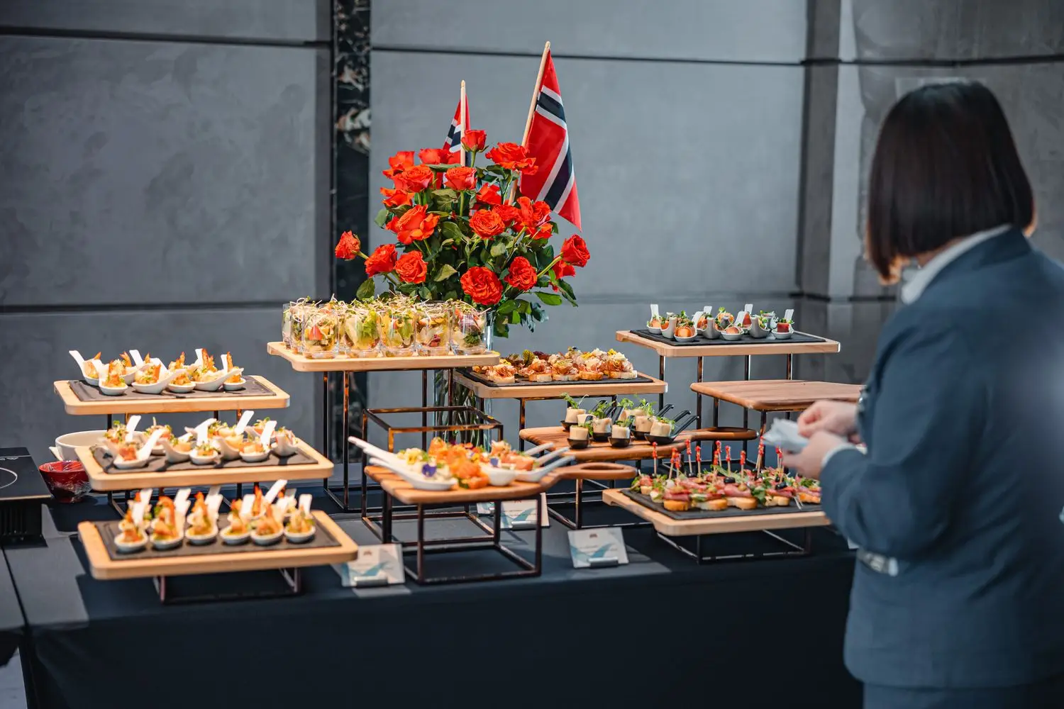 Elegánsan rendezett catering asztal céges eseményen