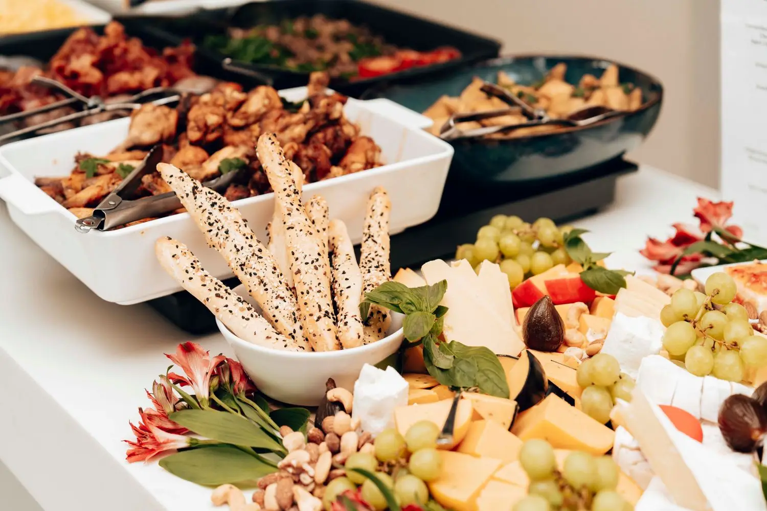 Változatos catering fogások asztalon