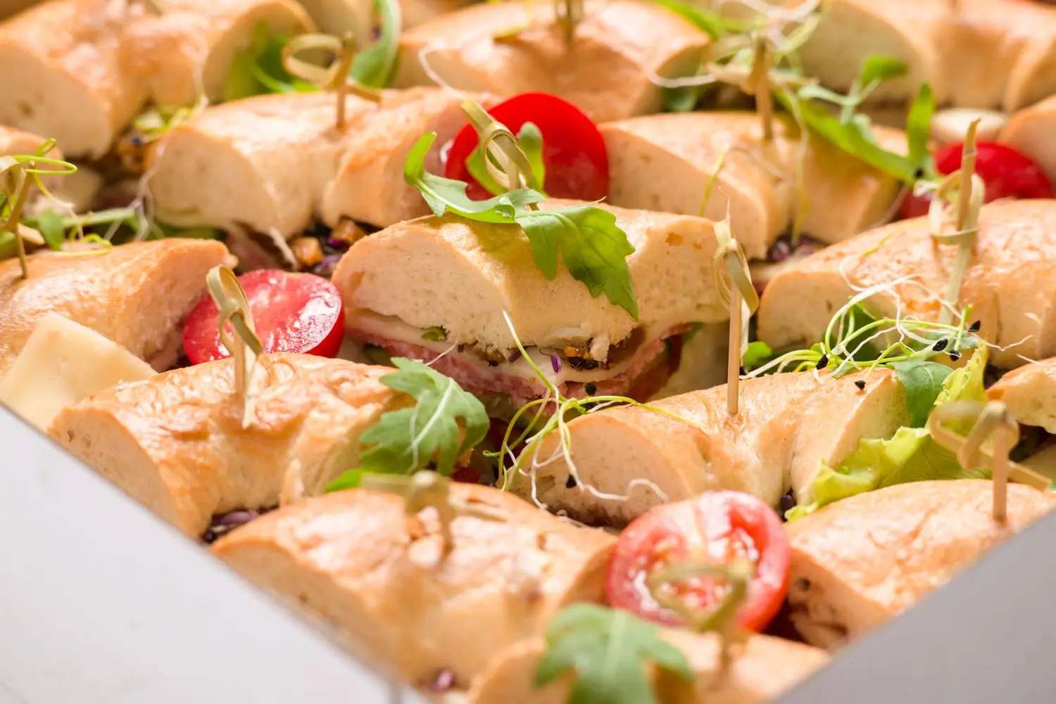 Kis szendvicsek catering tálon