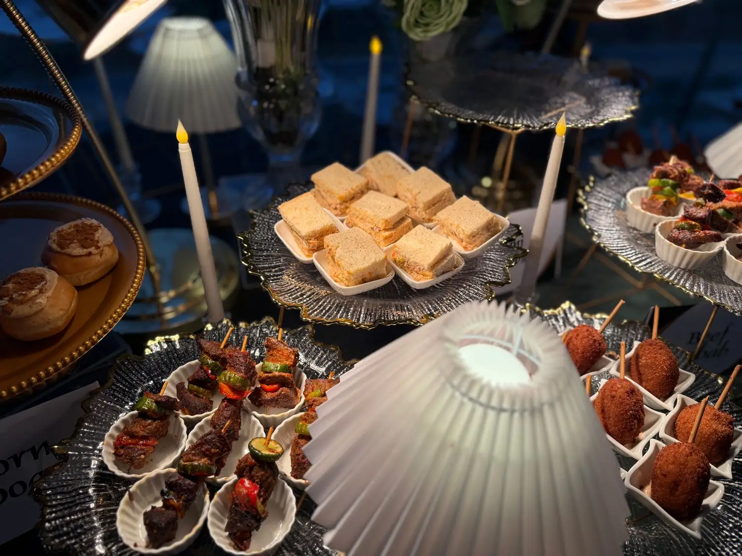 Desszertek és falatkák rendezett catering asztalon