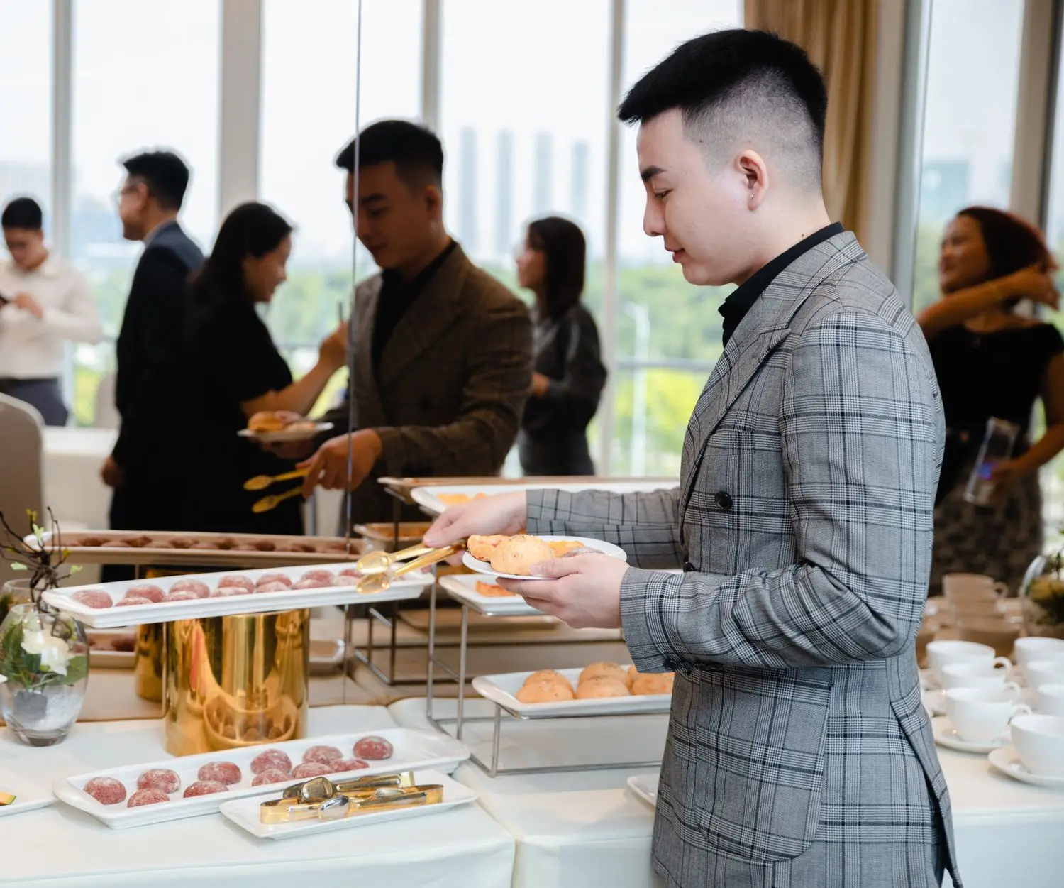 Irodai catering büfé rendezett tálalással