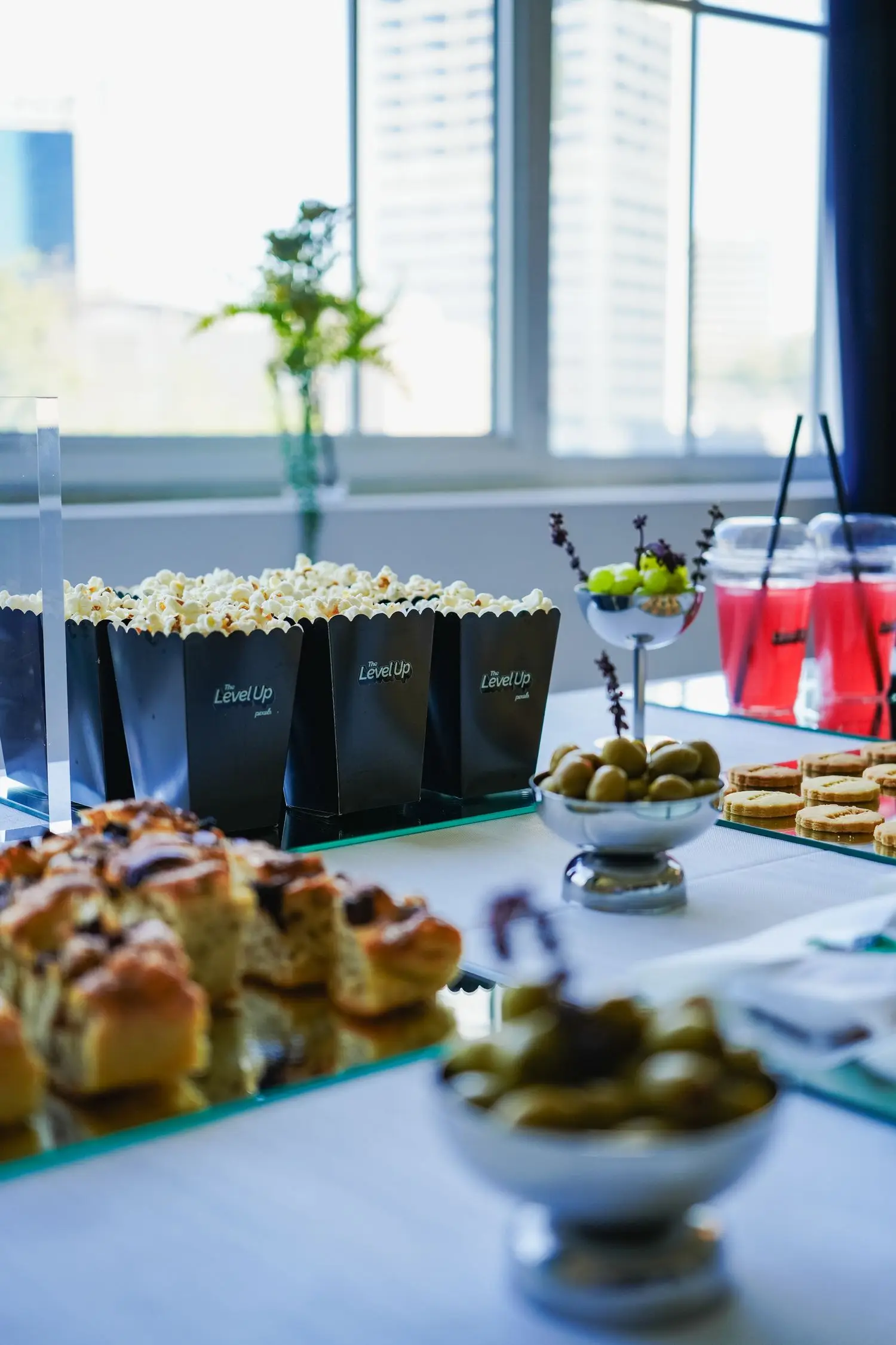 Irodai catering falatok tárgyalóasztalon
